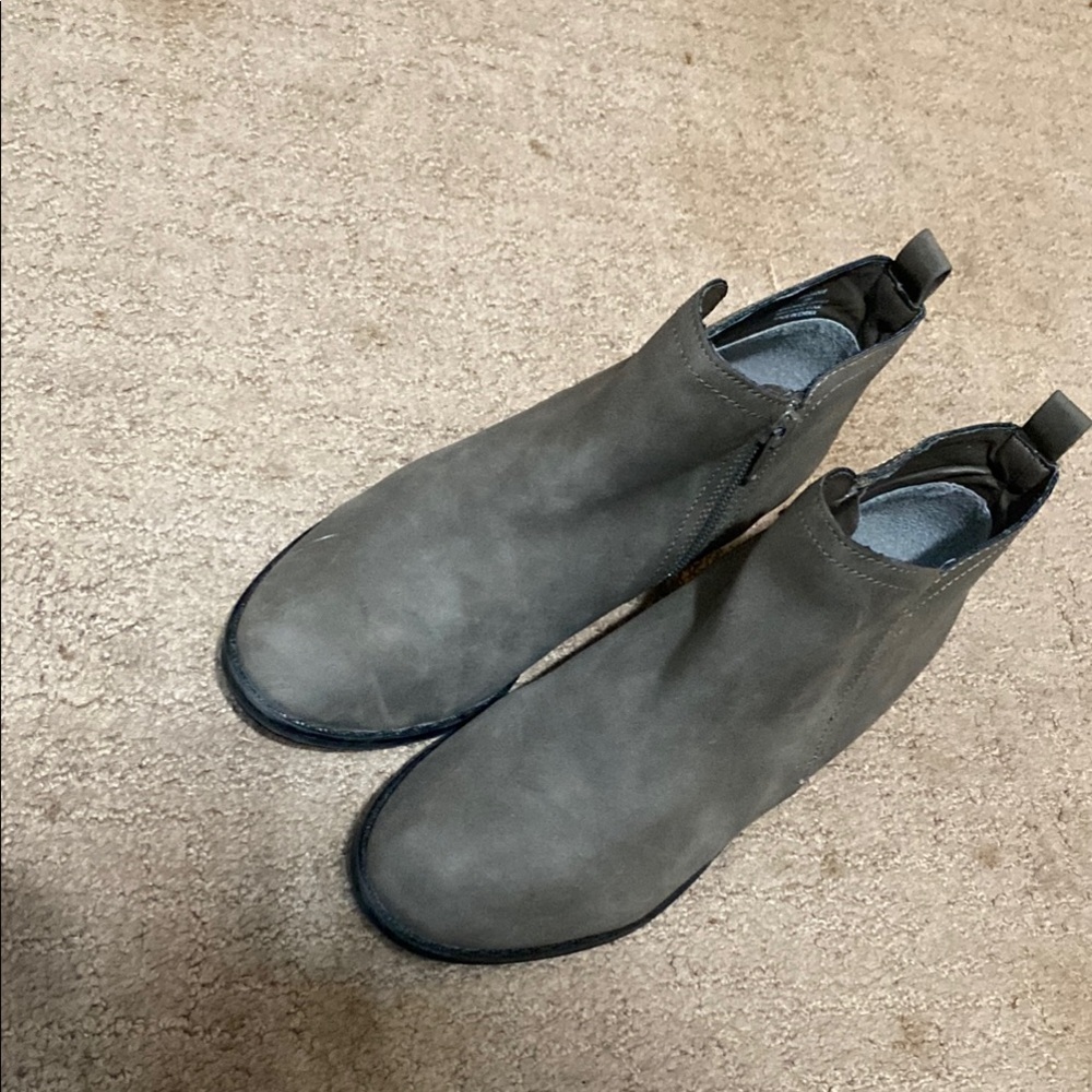 American Rag Size 6M Gray Chukka Boots with Suede Finish Minimalist Office